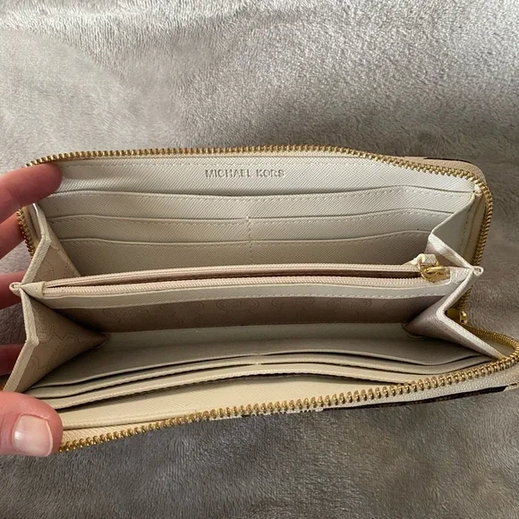 Michael Kors Wallet - Picture 4 of 4